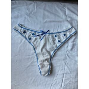 NWOT Classified White & Blue Ribbed Floral Thong Panty – Size Medium